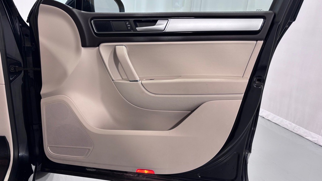 2016 Volkswagen Touareg Image 20