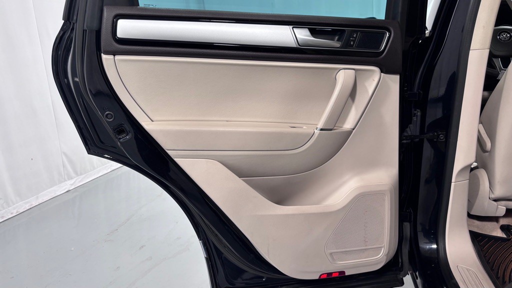 2016 Volkswagen Touareg Image 23