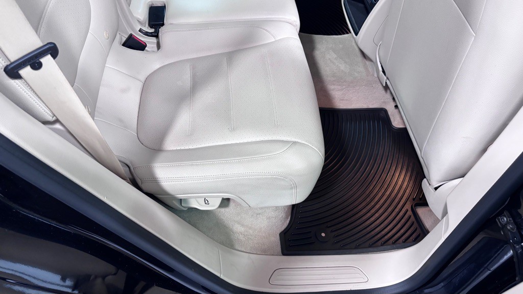 2016 Volkswagen Touareg Image 24