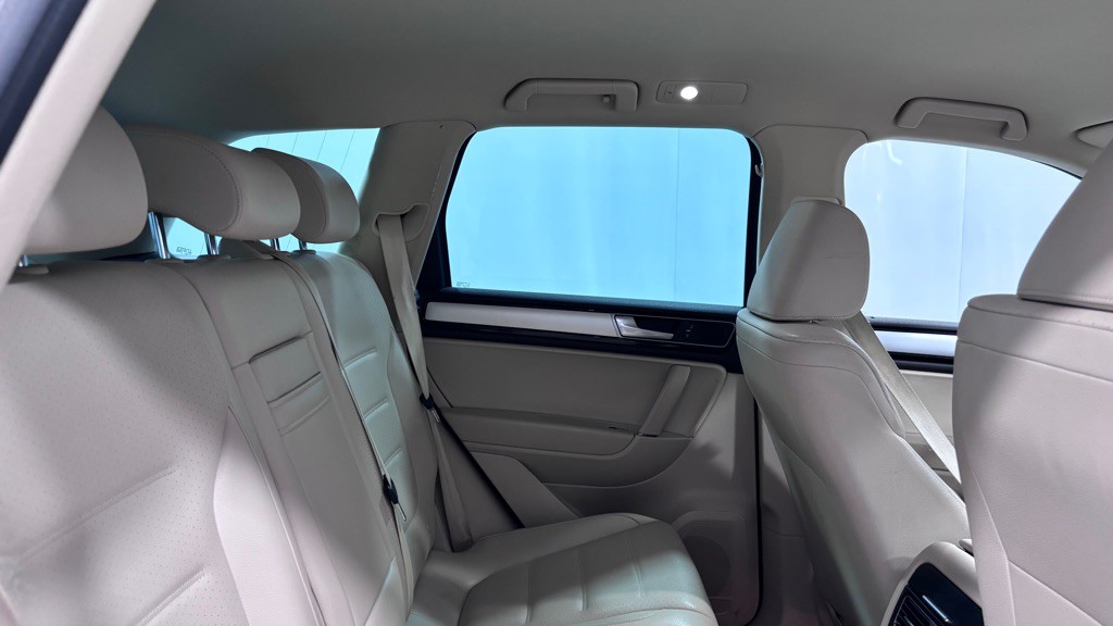 2016 Volkswagen Touareg Image 25