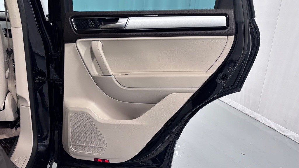 2016 Volkswagen Touareg Image 27