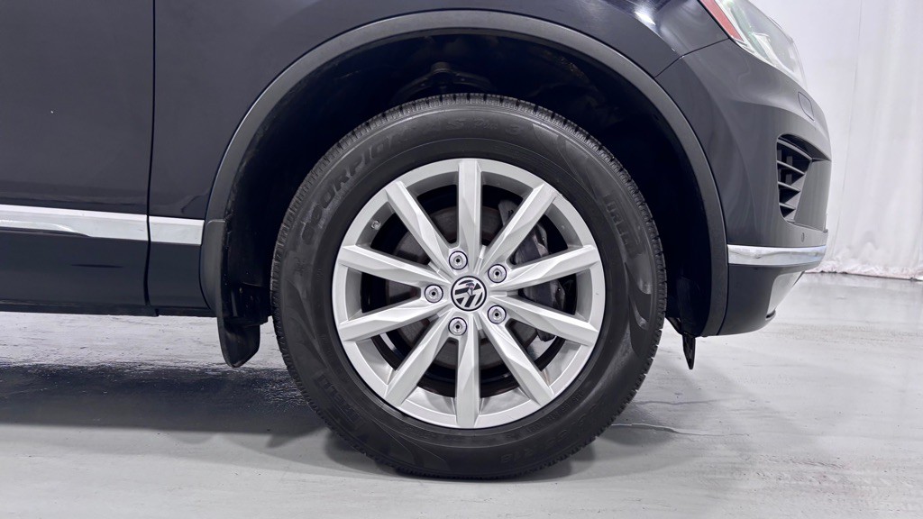 2016 Volkswagen Touareg Image 32