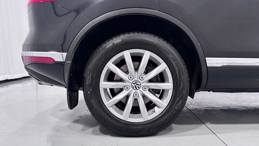 2016 Volkswagen Touareg Image 33