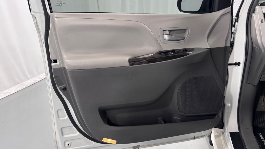 2018 Toyota Sienna Image 16