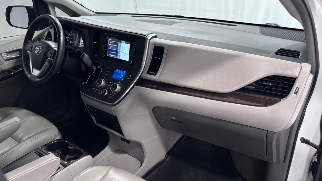 2018 Toyota Sienna Image 17