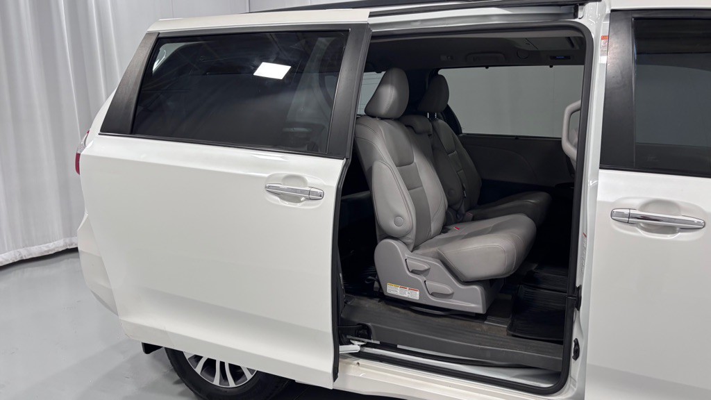 2018 Toyota Sienna Image 27