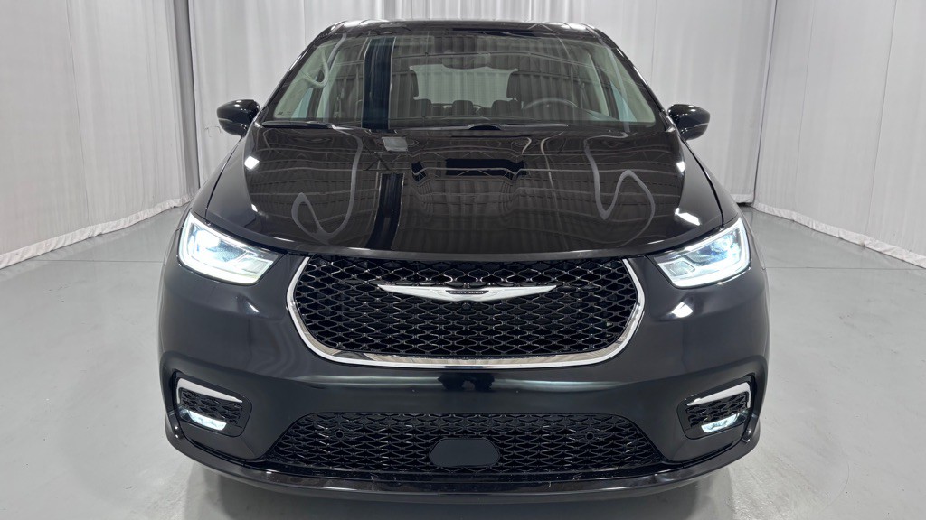 2024 Chrysler Pacifica Image 2