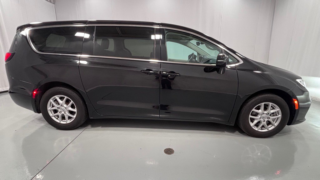 2024 Chrysler Pacifica Image 4