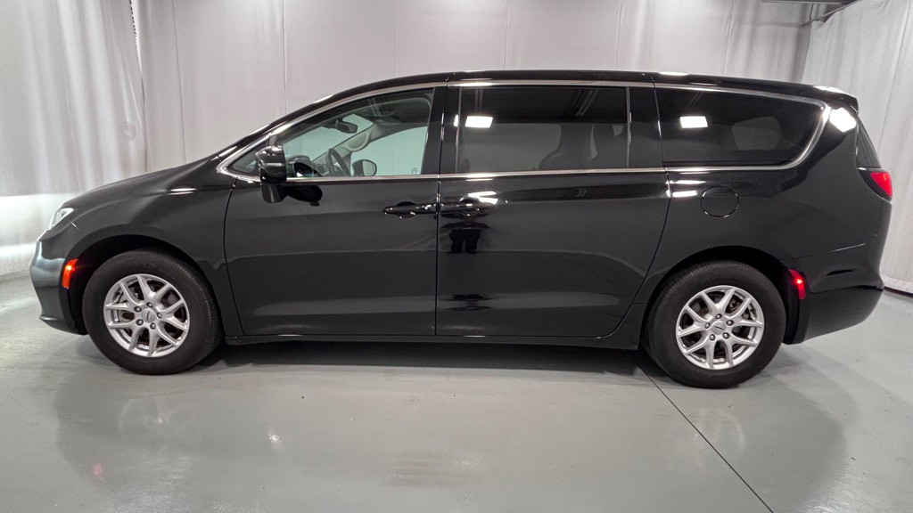 2024 Chrysler Pacifica Image 8