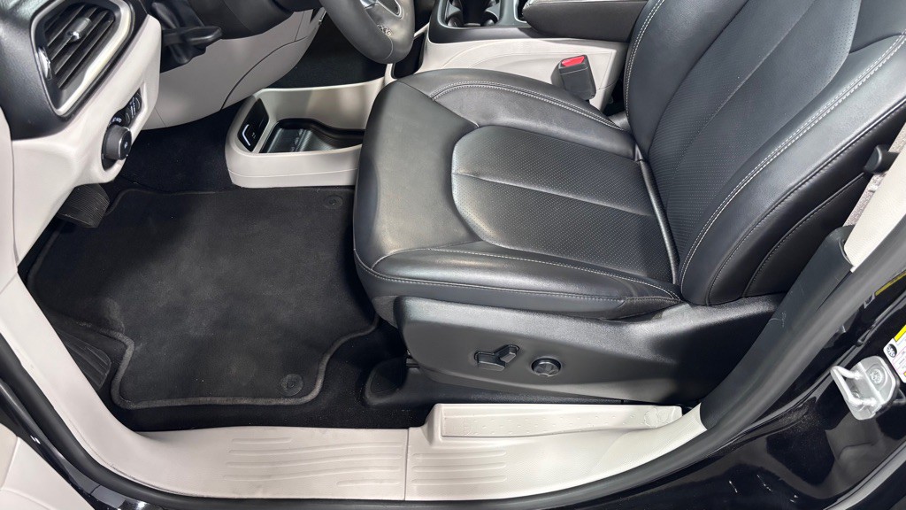 2024 Chrysler Pacifica Image 11
