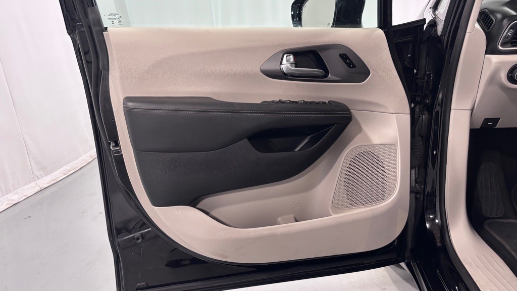 2024 Chrysler Pacifica Image 17