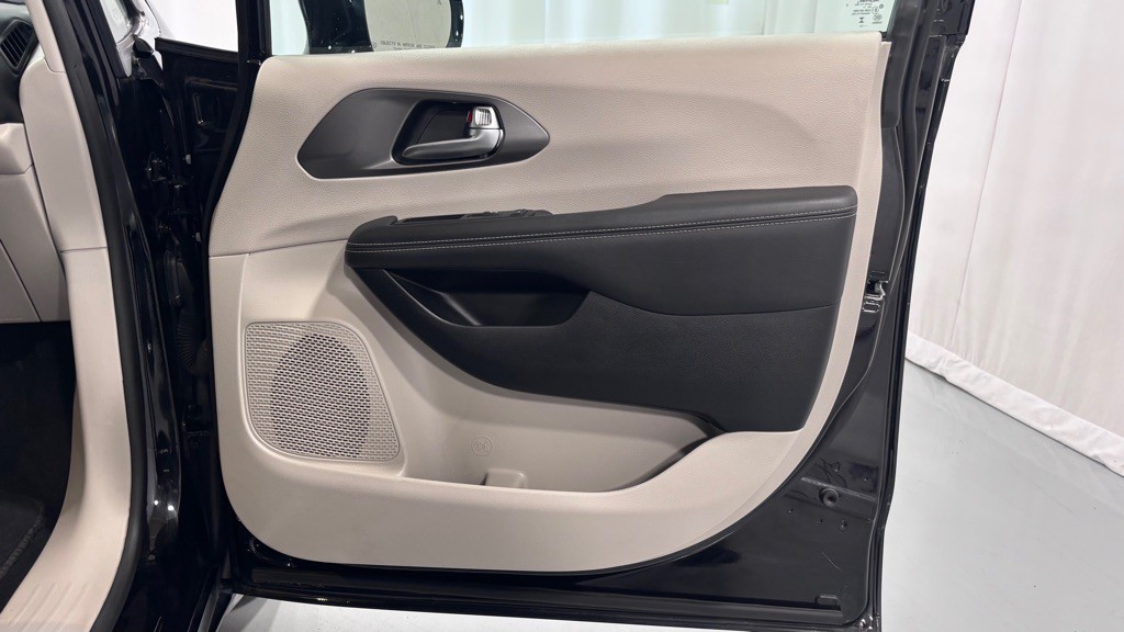 2024 Chrysler Pacifica Image 21