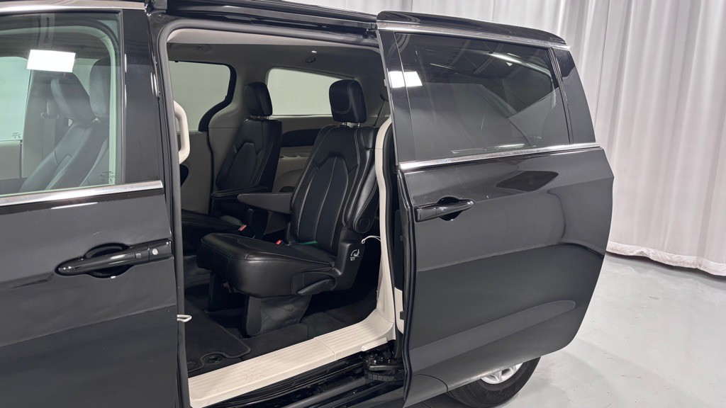 2024 Chrysler Pacifica Image 24