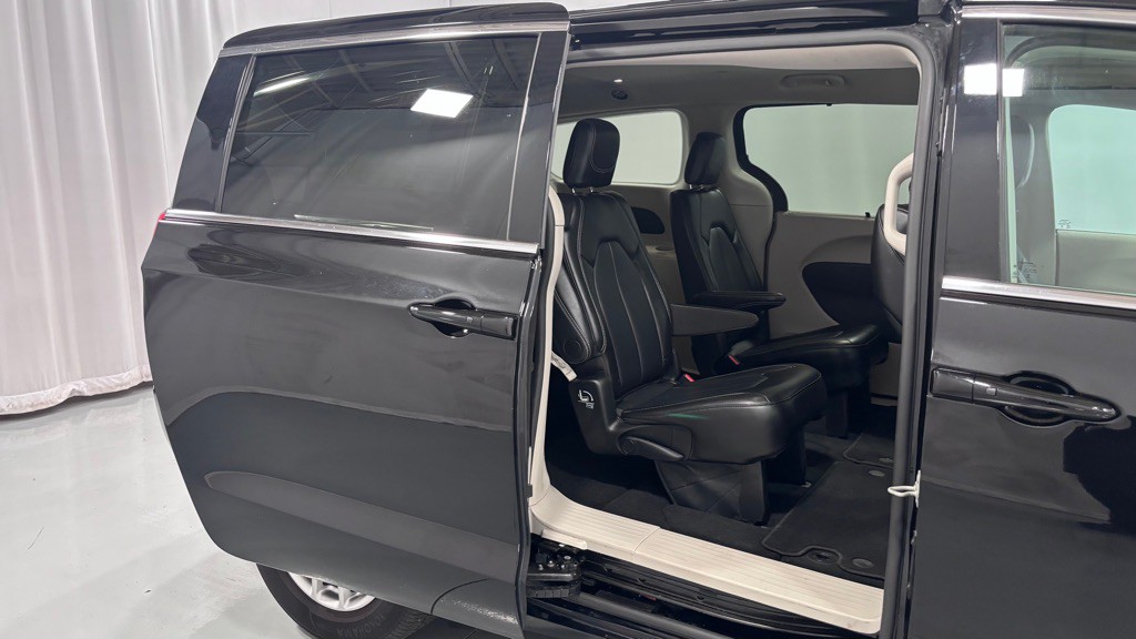 2024 Chrysler Pacifica Image 28