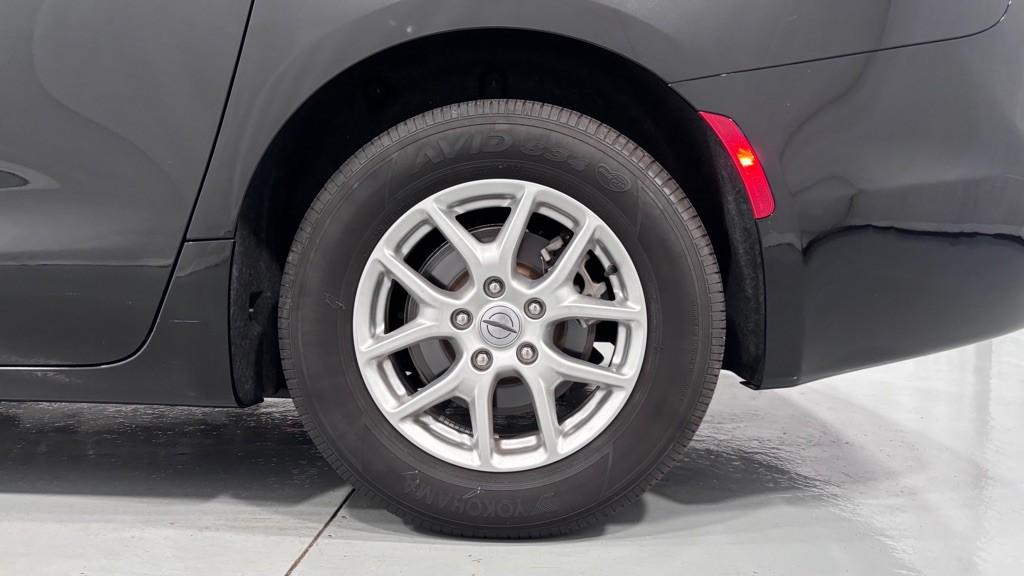 2024 Chrysler Pacifica Image 32