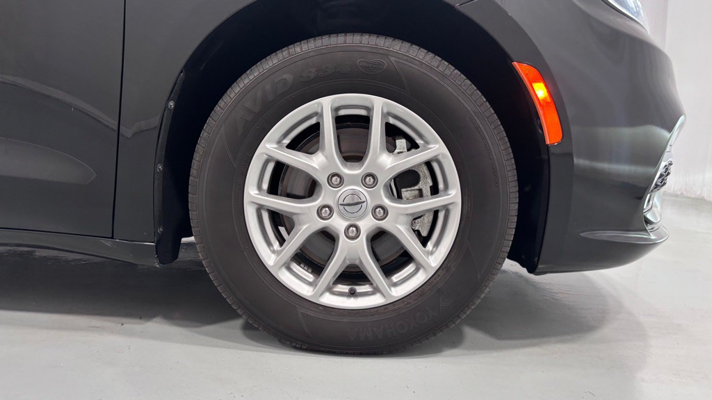 2024 Chrysler Pacifica Image 33