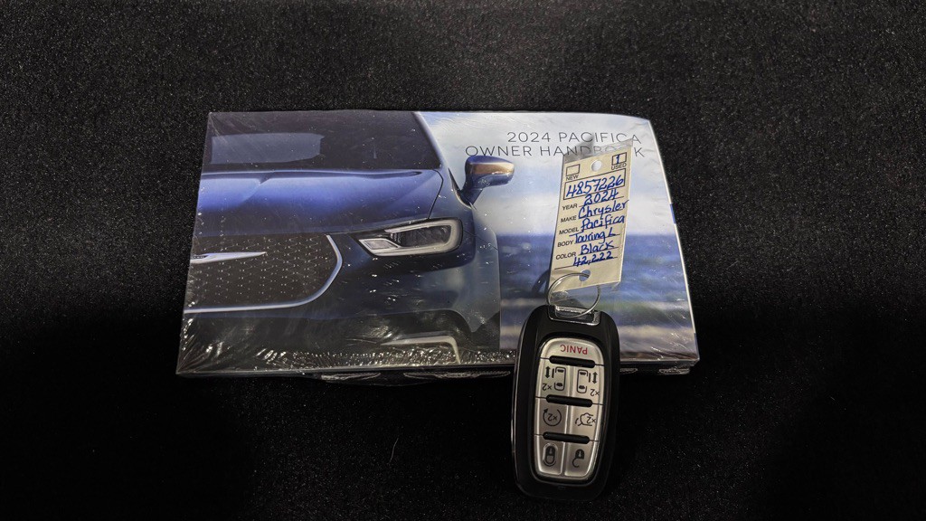 2024 Chrysler Pacifica Image 35