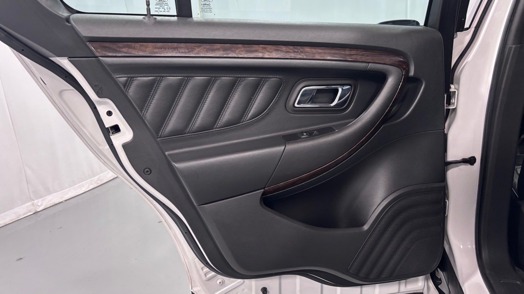 2016 Ford Taurus Image 24