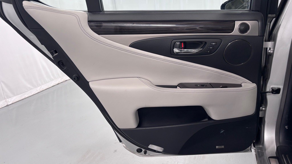 2013 Lexus LS 460 Image 24