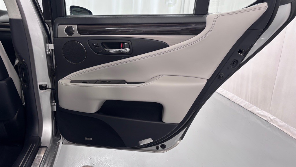 2013 Lexus LS 460 Image 28