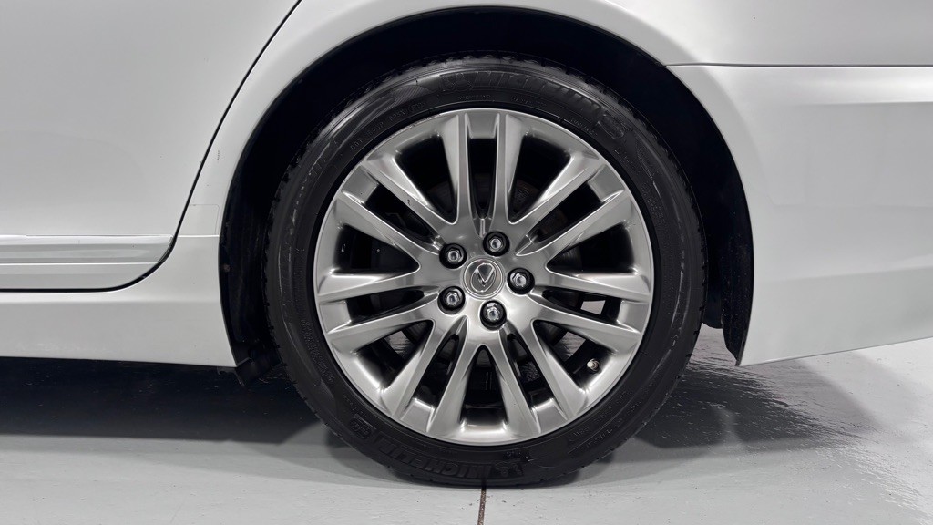 2013 Lexus LS 460 Image 32