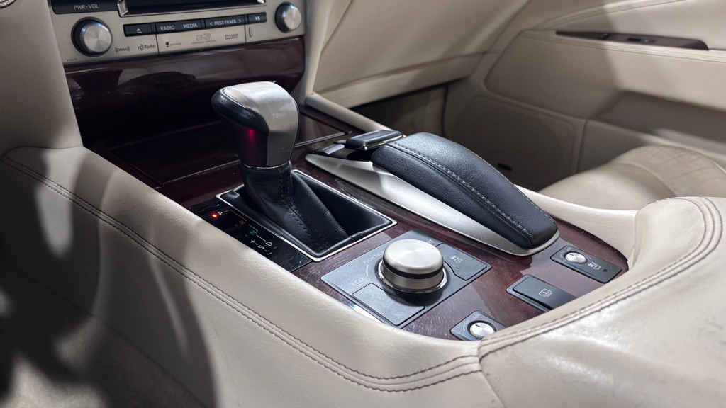 2015 Lexus LS 460 Image 16