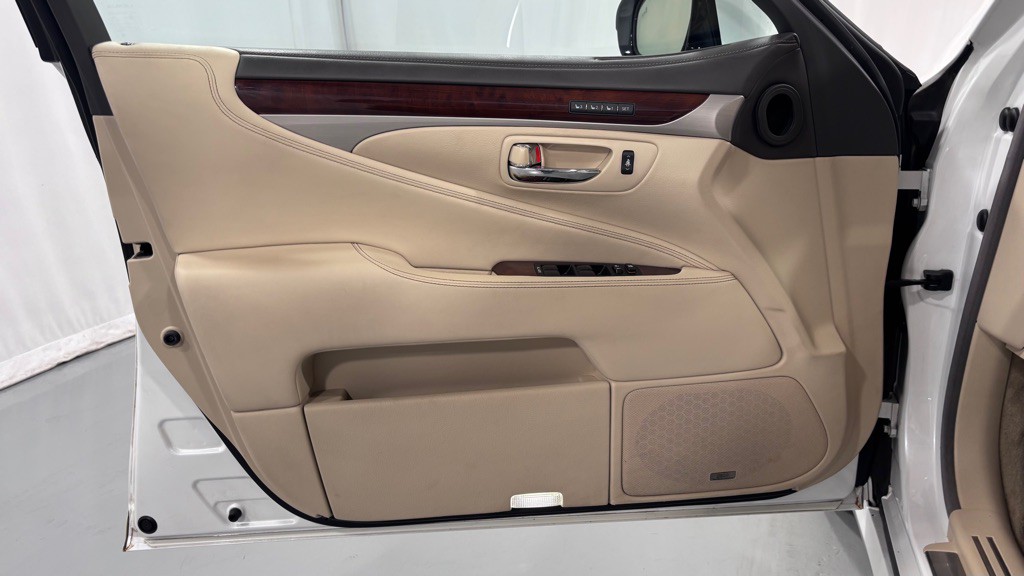 2015 Lexus LS 460 Image 17