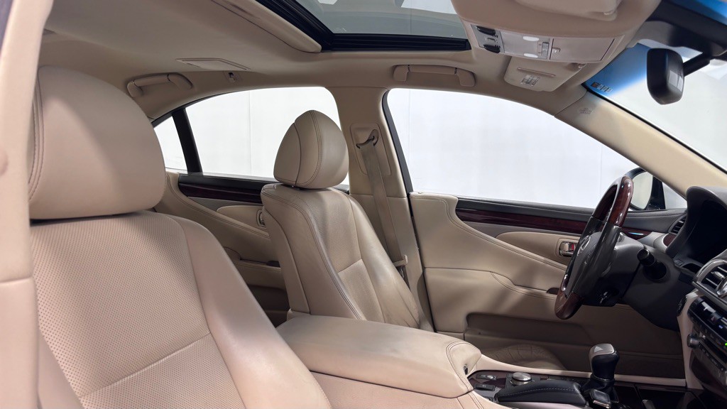 2015 Lexus LS 460 Image 20