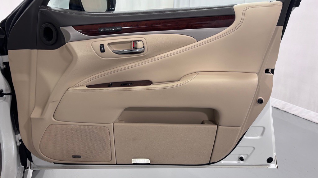 2015 Lexus LS 460 Image 21