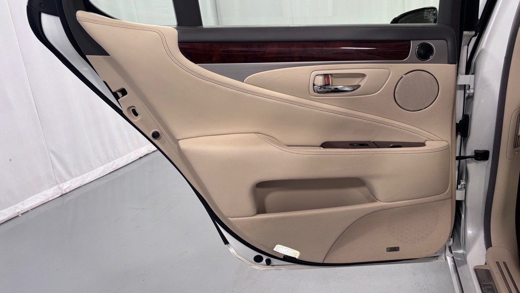 2015 Lexus LS 460 Image 24