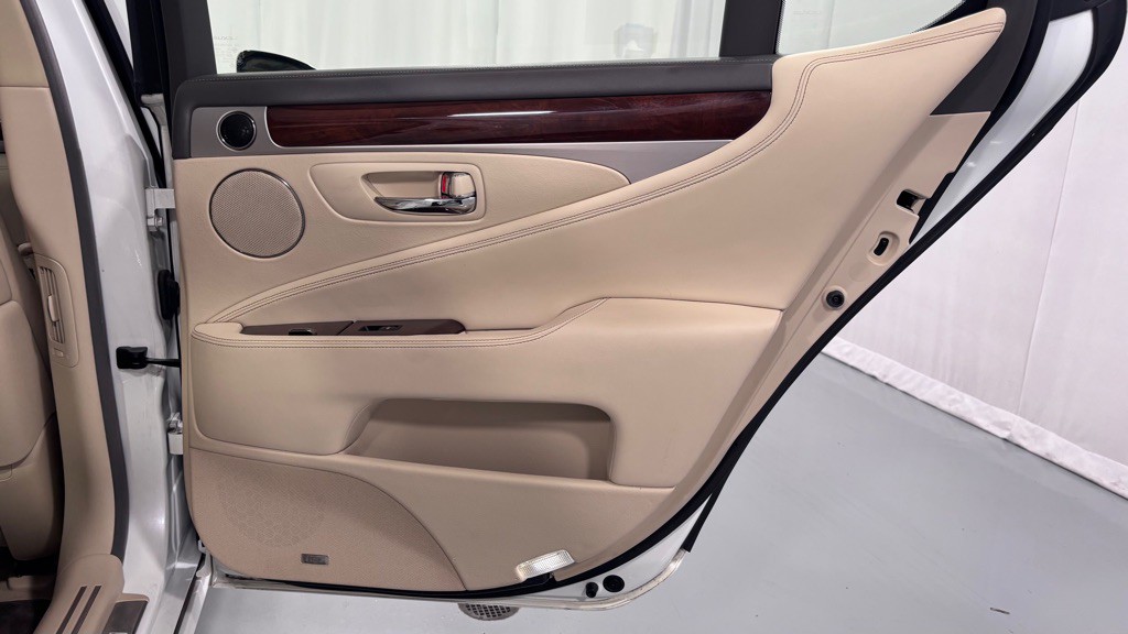 2015 Lexus LS 460 Image 28