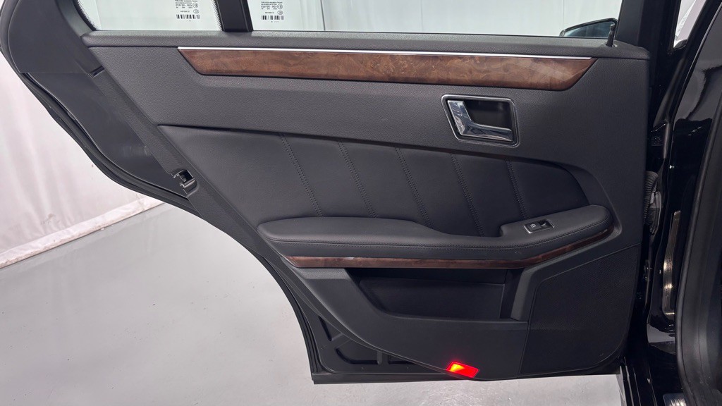 2010 Mercedes-Benz E-Class Image 24