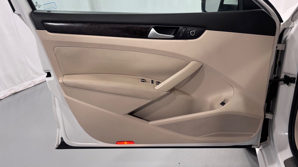 2014 Volkswagen Passat Image 17