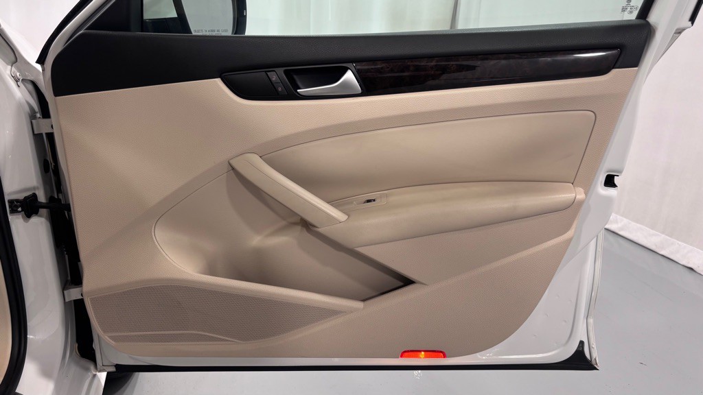 2014 Volkswagen Passat Image 21