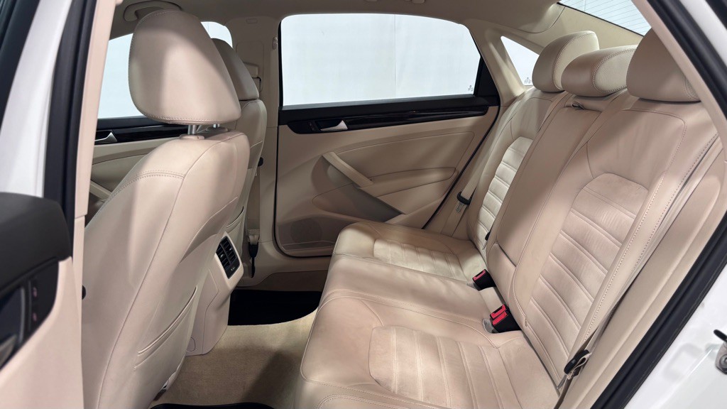 2014 Volkswagen Passat Image 23