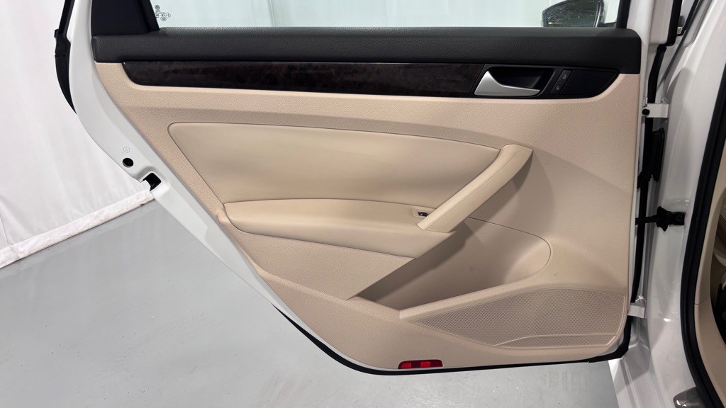 2014 Volkswagen Passat Image 24