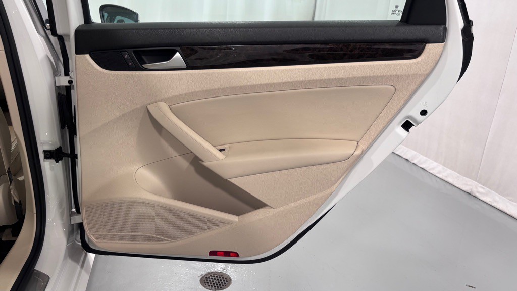 2014 Volkswagen Passat Image 28