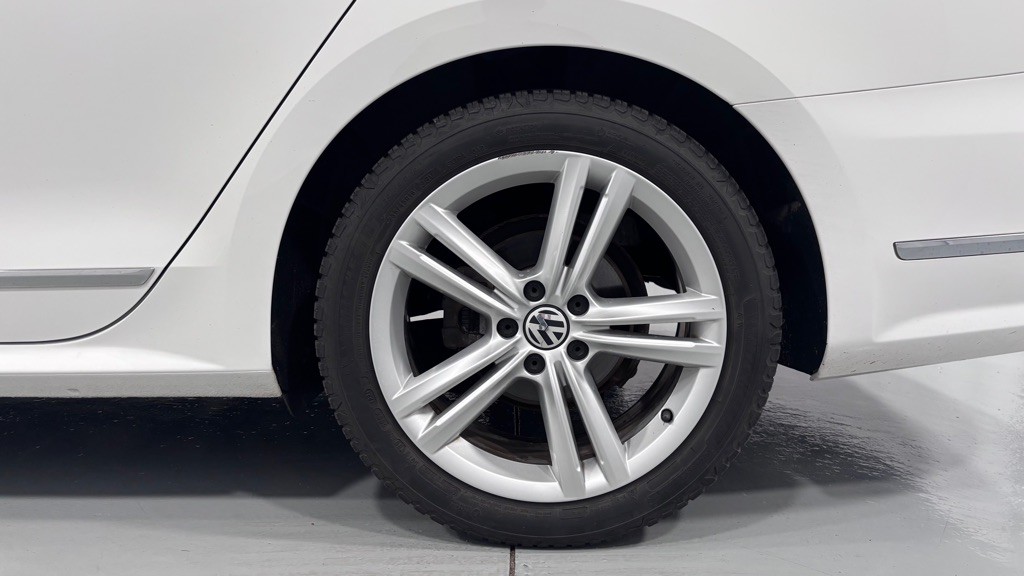 2014 Volkswagen Passat Image 32