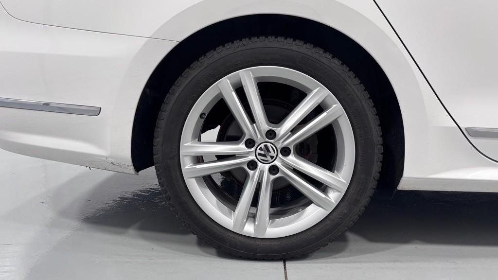 2014 Volkswagen Passat Image 34