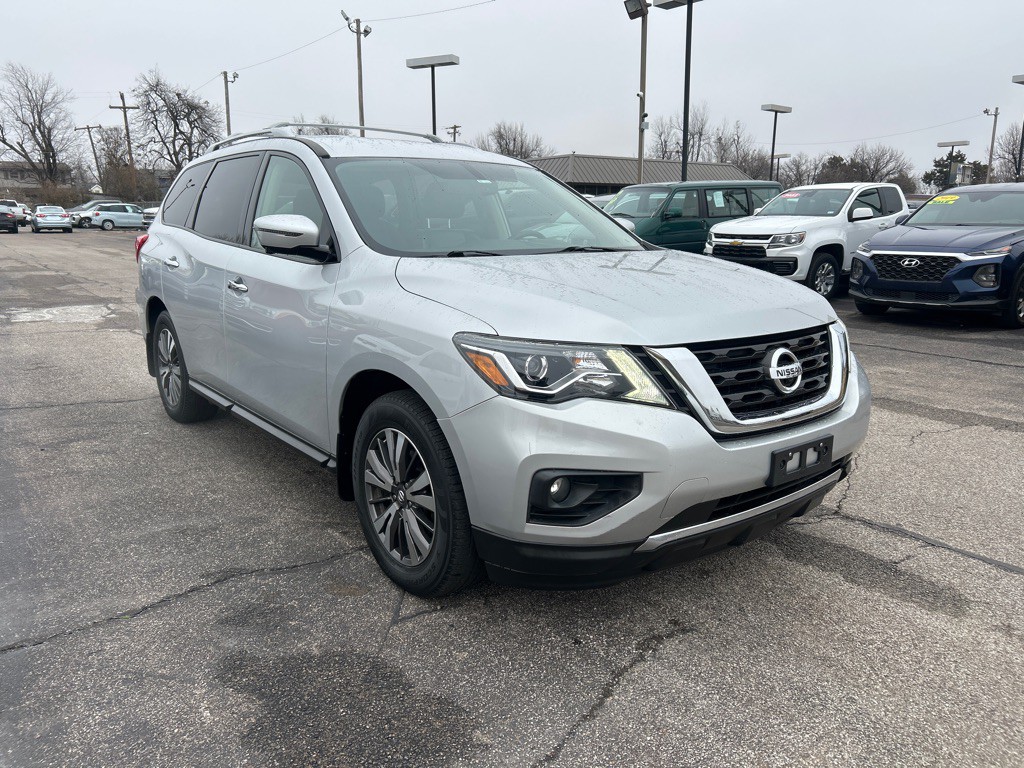 2017 Nissan Pathfinder Image 2