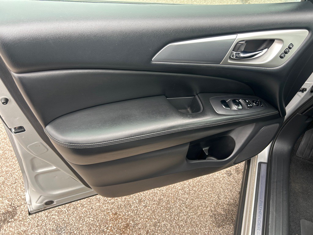 2017 Nissan Pathfinder Image 9