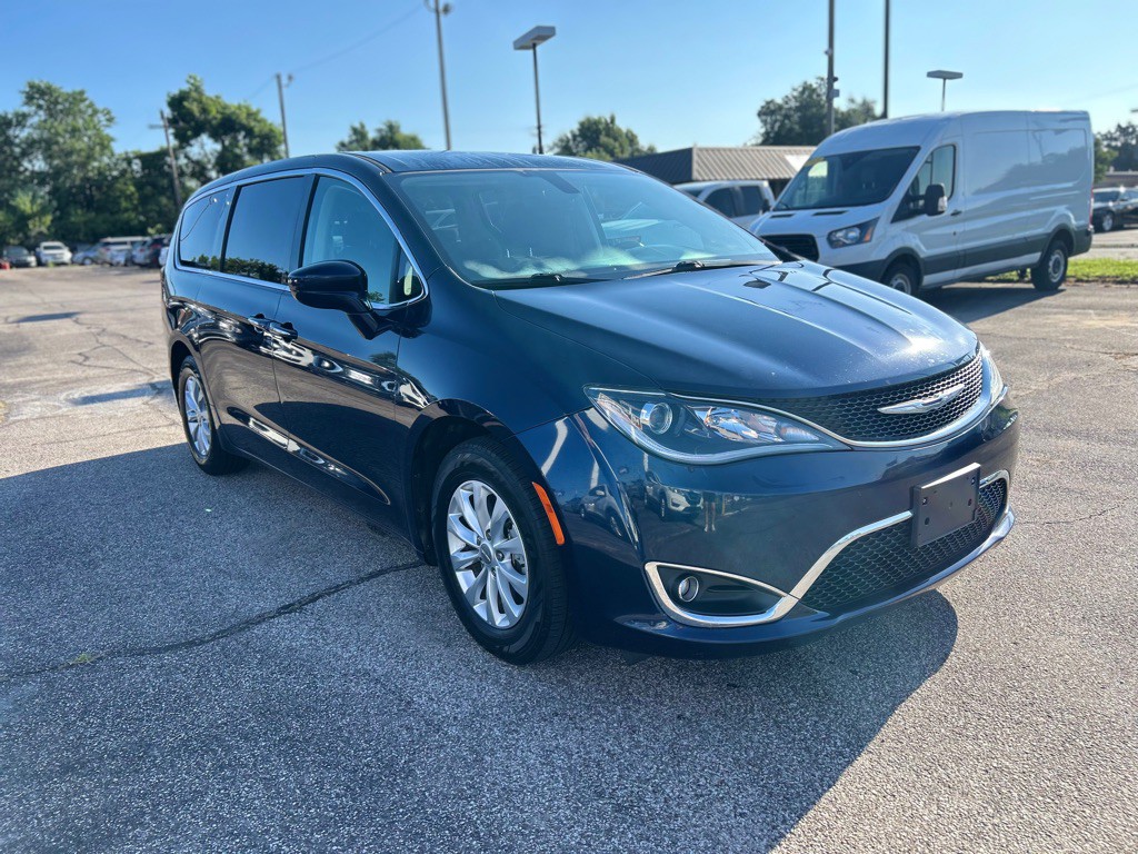 2018 Chrysler Pacifica Image 2
