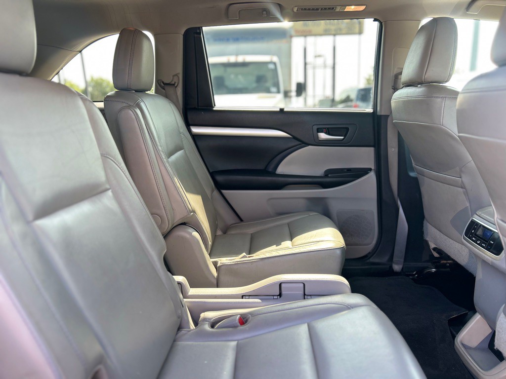 2016 Toyota Highlander Image 18