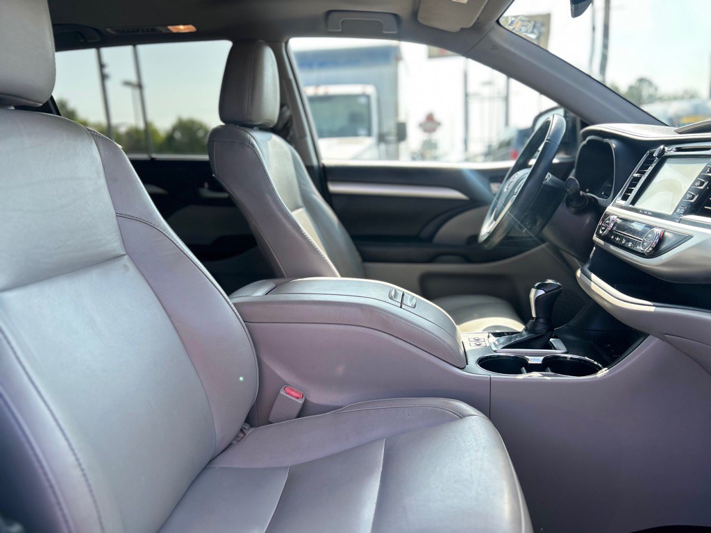 2016 Toyota Highlander Image 19