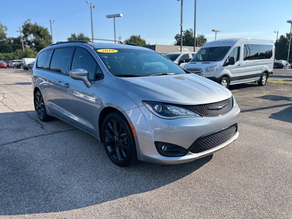 2018 Chrysler Pacifica Image 2