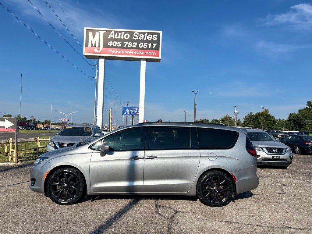 2018 Chrysler Pacifica Image 8
