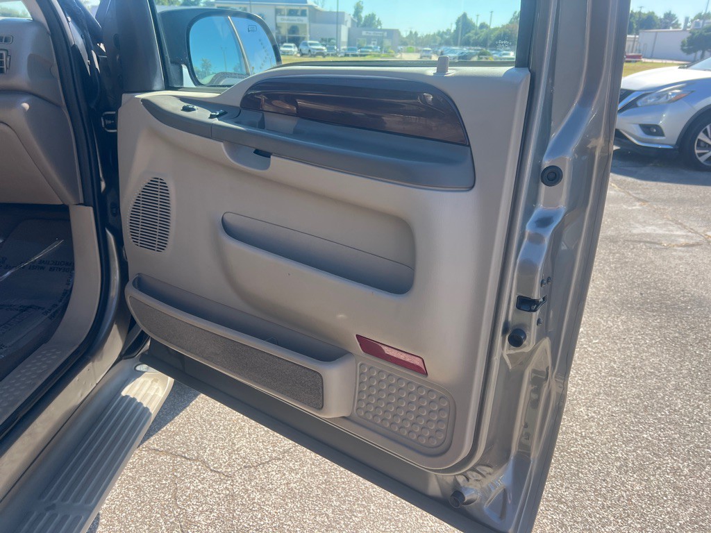 2003 Ford Excursion Image 23