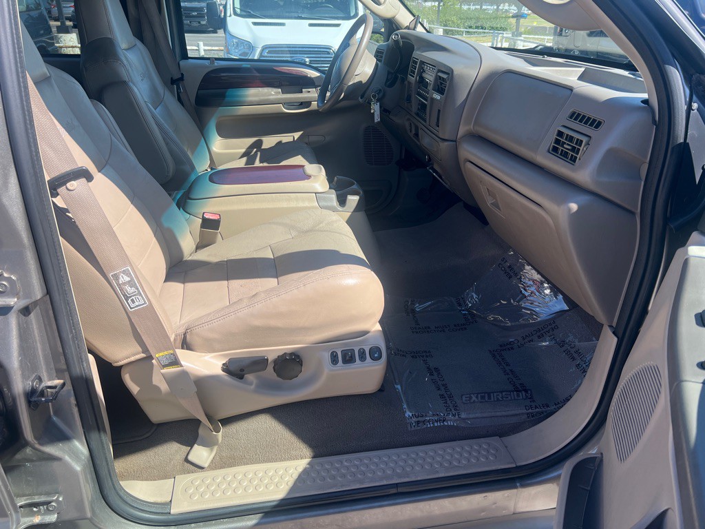 2003 Ford Excursion Image 24