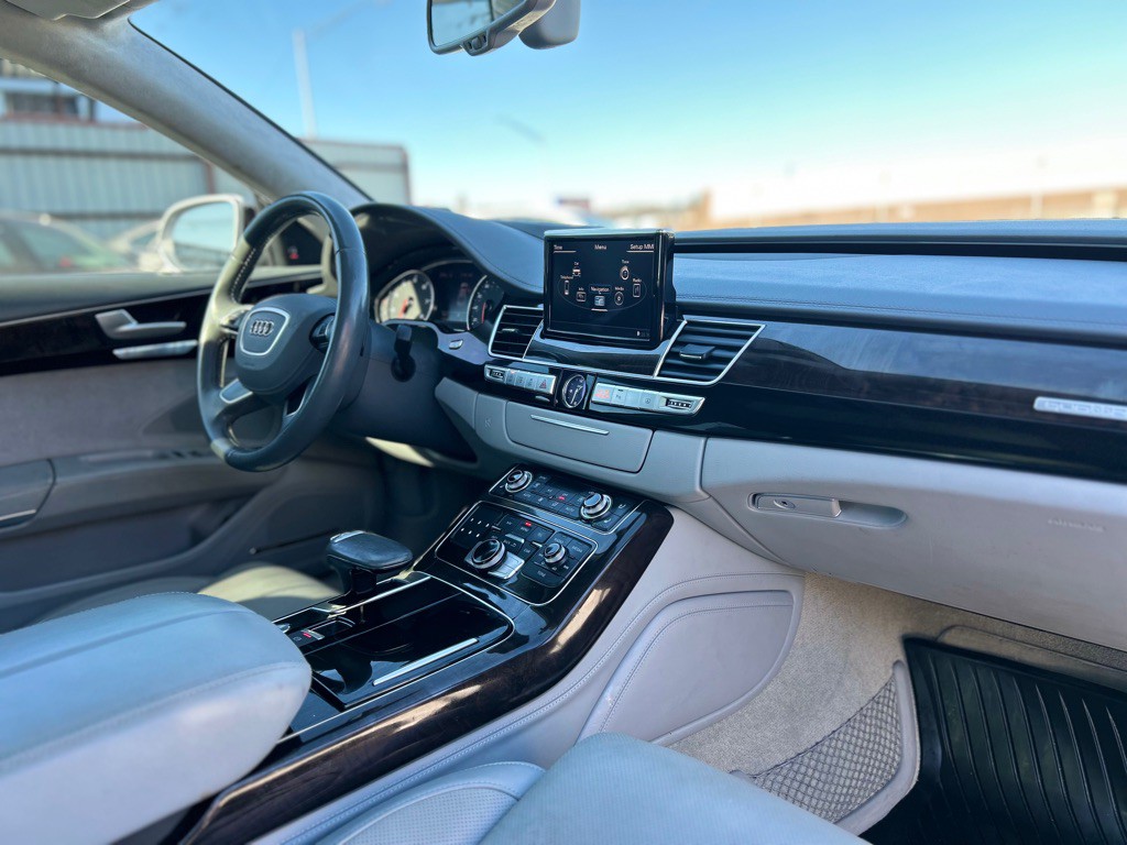 2015 Audi A8 Image 24