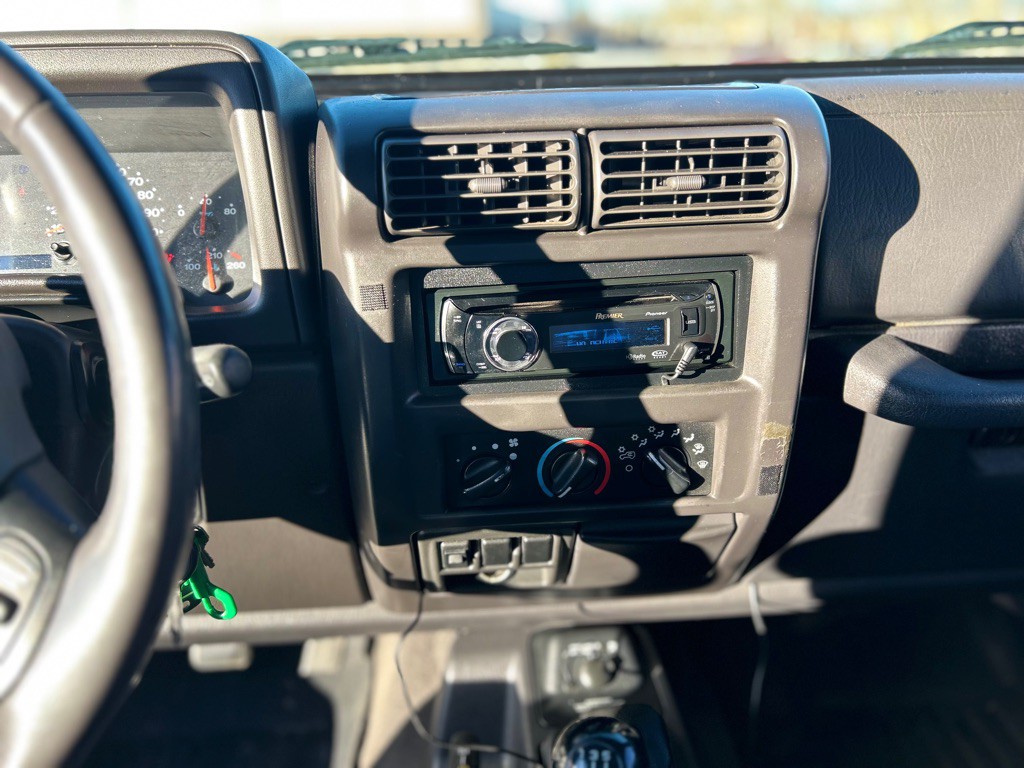 2002 Jeep Wrangler Image 12